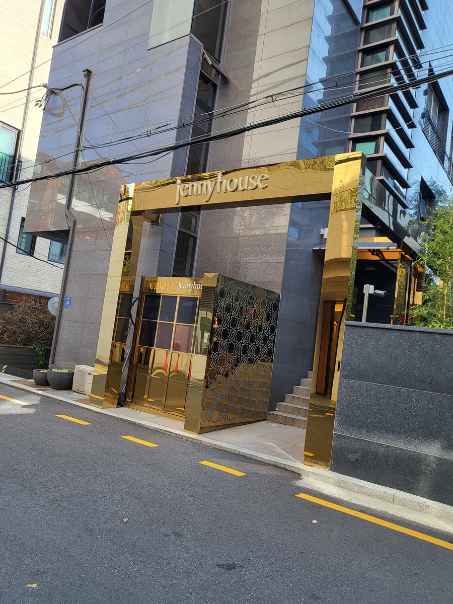 pecochan0919's tweet photo. ついでに自分のメイクだと不安すぎて제니하우스 の이한나 쌤 のメイクを受けてきました！
恥ずかしくてスジちゃん風でって言うのが精一杯…
もちろん元が悪いからなんとも言えないけどいつもの私よりバチクソ可愛かった！ https://t.co/j2OxEnv0lS