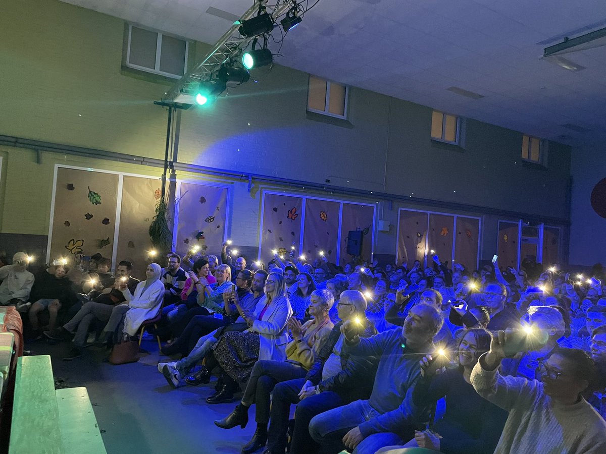 juf_Jenne's tweet photo. “Wow juf, zag jij al die lichtjes?” 🤩 #familiefeest #trapleerke https://t.co/MeW2FJ85SS
