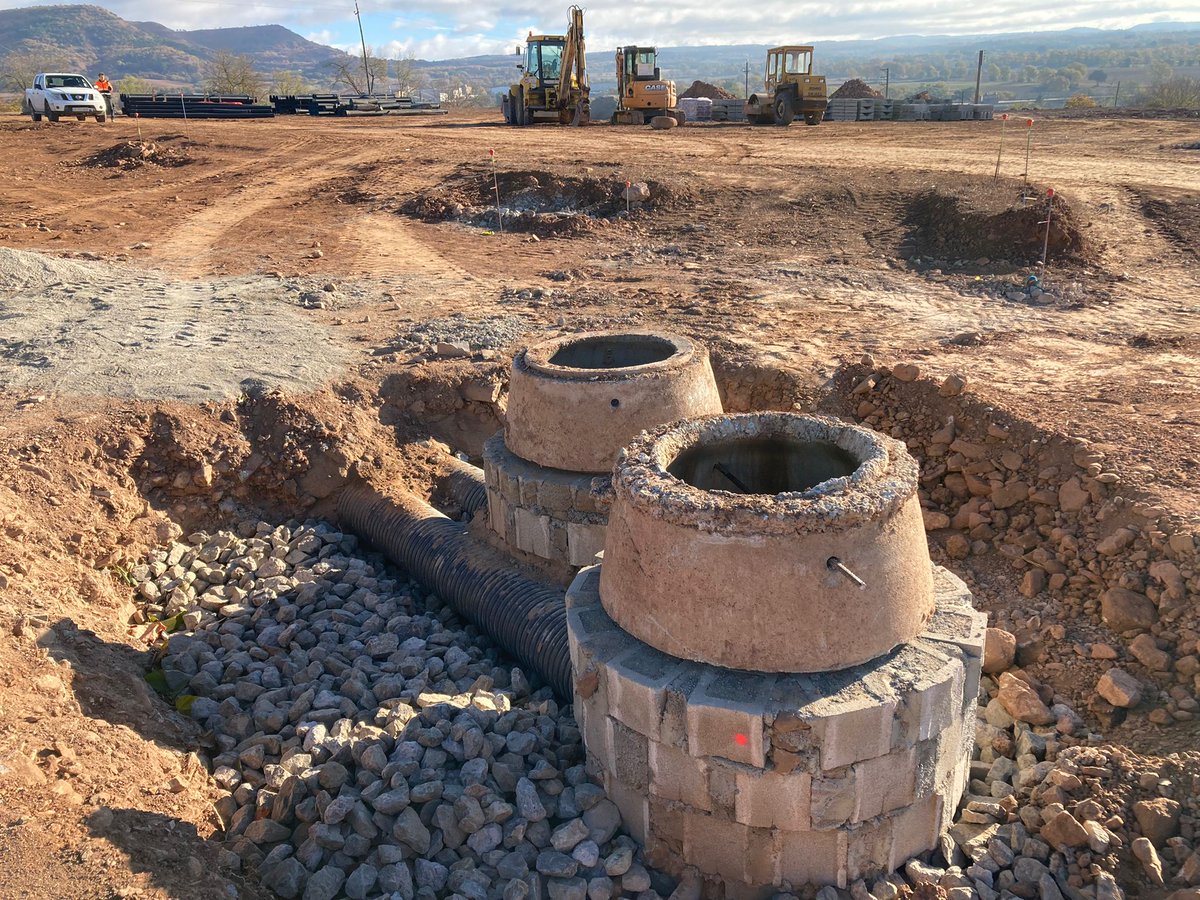AjMoia's tweet photo. 🚧 Continuen avançant les obres de la urbanització de Cal Jo de #Moià amb l'execució de la xarxa de sanejament i dels pous i de les vorades.
#urbanització #caljo #milloremMoià https://t.co/VaHgNVx9yG