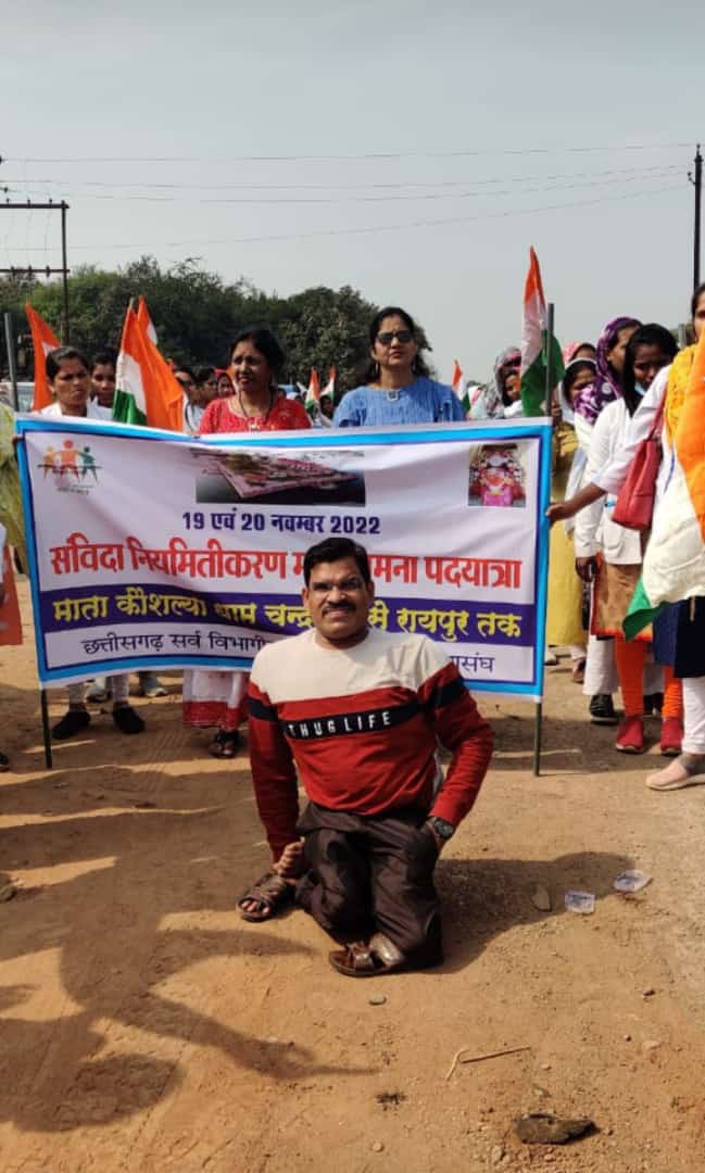 जरा इन हौसलों से पूछो इन्हे क्या चाहिए ??
जरा इन जस्बो से पूछो क्या चाहिए ??
इतनी तपती धूप में क्यों खड़े हो जरा पूछ लो ?

जवाब मिलेगा #सिर्फ_नियमितीकरण #संविदाकर्मियों_का_नियमितीकरण 

45 हजार संविदाकर्मियों के हौसले एवम चट्टानी एकता मांगे #नियमितकरण।