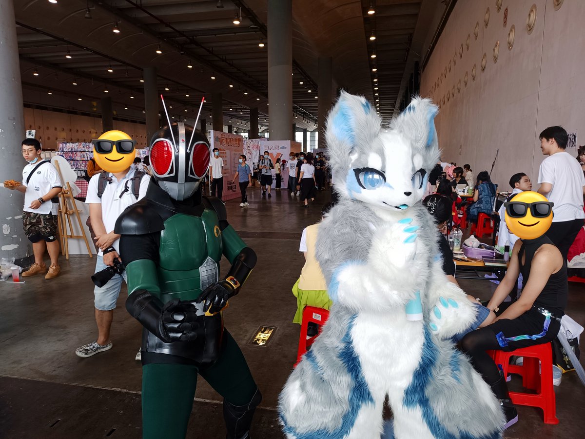 #FursuitFriday
变-身！