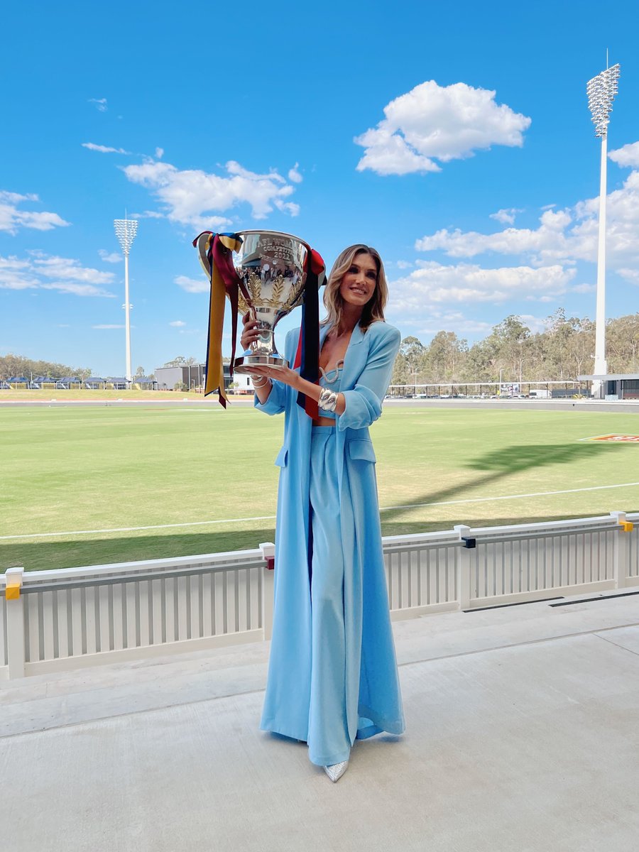 aflwomens's tweet photo. .@DeltaGoodrem is in the house 🏟
We can't wait for Sunday's @Telstra Pre-Match Entertainment!
#TelstraPreMatch | #AFLW | #AFLWGF https://t.co/q9O9dICLH7