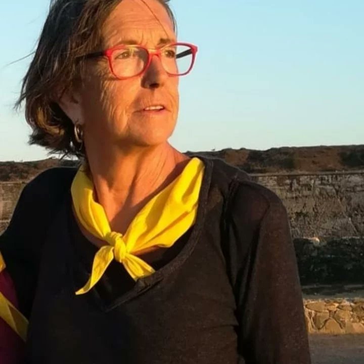 A la compañera que se fué, pero quedará. 
Viajera, cuidadora, payasa, luchadora, valiente y generosa. 
Aún andamos masticando tu pérdida. 
Quedó pendiente una comida, apunta, eh? 
Te enviamos amor en grandes cantidades y la promesa de cuidar tus recuerdos.