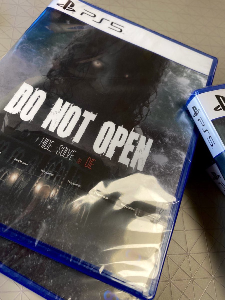 AdriaHernan's tweet image. Un camino largo y difícil llega a su fin. #DoNotOpen llega a las tiendas en físico, un sueño que jamás creí realizar. El trabajo de Mike, Pedro, José o Javi ha sido enorme. Disfrutadlo. Espero que reconozcáis el trabajo que hay detrás de un juego y no seáis duros con sus taras 😊