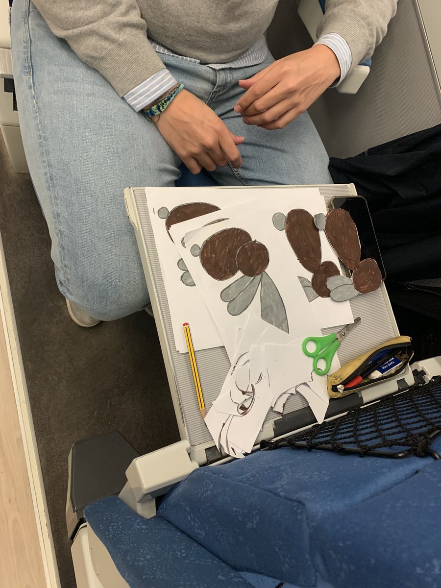 A las 7:30 de la mañana, en el tren a Córdoba, un maestro de infantil preparando diligentemente sus clases #laotraeducacion <a href="/EducaAnd/">Consejería Desarrollo Educativo y FP</a> #vocacionales