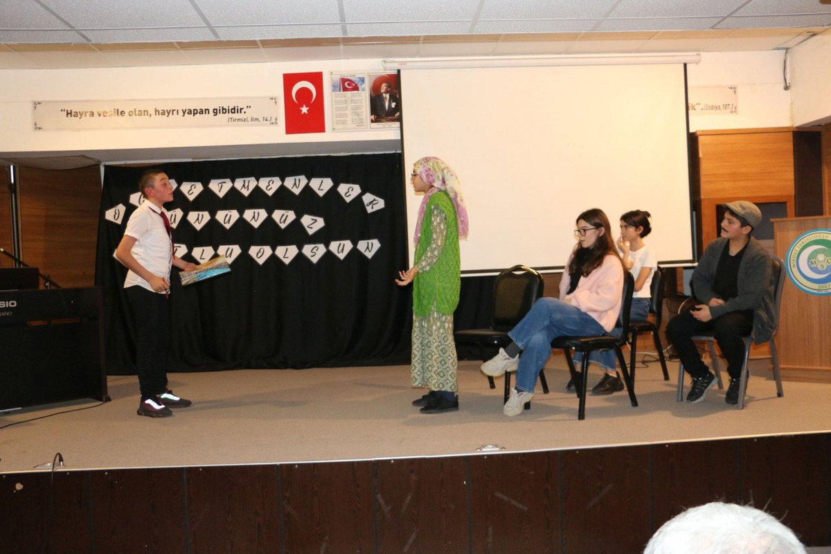 Of_MSO's tweet photo. Okulumuz öğrencilerinin ve öğretmenlerinin hazırlamış olduğu 24 Kasım programı coşkuyla gerçekleştirildi. Emeği geçen öğrenci ve öğretmenlerimize teşekkür ediyor tüm öğretmenlerimizin öğretmenler gününü kutluyoruz. @ofkaymakamligi @ofmem1 @idriskabahasan https://t.co/SApDUjJgLg
