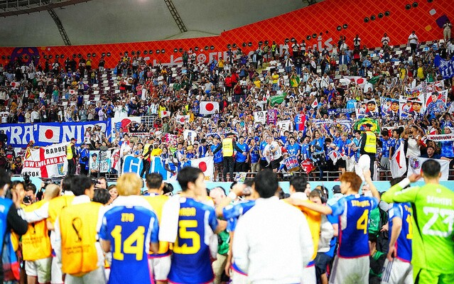 livedoornews's tweet photo. 【W杯】「上司へ 休暇ありがとう」写真の日本人男性、NTT東日本の反応に反響
https://t.co/mNjm4u82FQ

NTT東日本は「FIFA World Cup」の投稿を引用し「休暇とW杯を楽しんできてください あなたの上司より」とツイート。同社は「本人や上司にも投稿する旨、伝えております」と説明した。 https://t.co/MabPpZBsa3