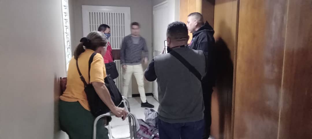 CarlosJRojas13's tweet photo. Luego de horas de protesta @sunavicentral y propietaria @monicamogrovejo llegaron al acuerdo que los“ocupantes”entregarían el apartamento en mínimo 3 meses,triste como la dueña le tocó desalojar su edificación y los invasores entraron campantes¡#Nohayjustica e #invadiresdelito! https://t.co/UrdlhM9RpT