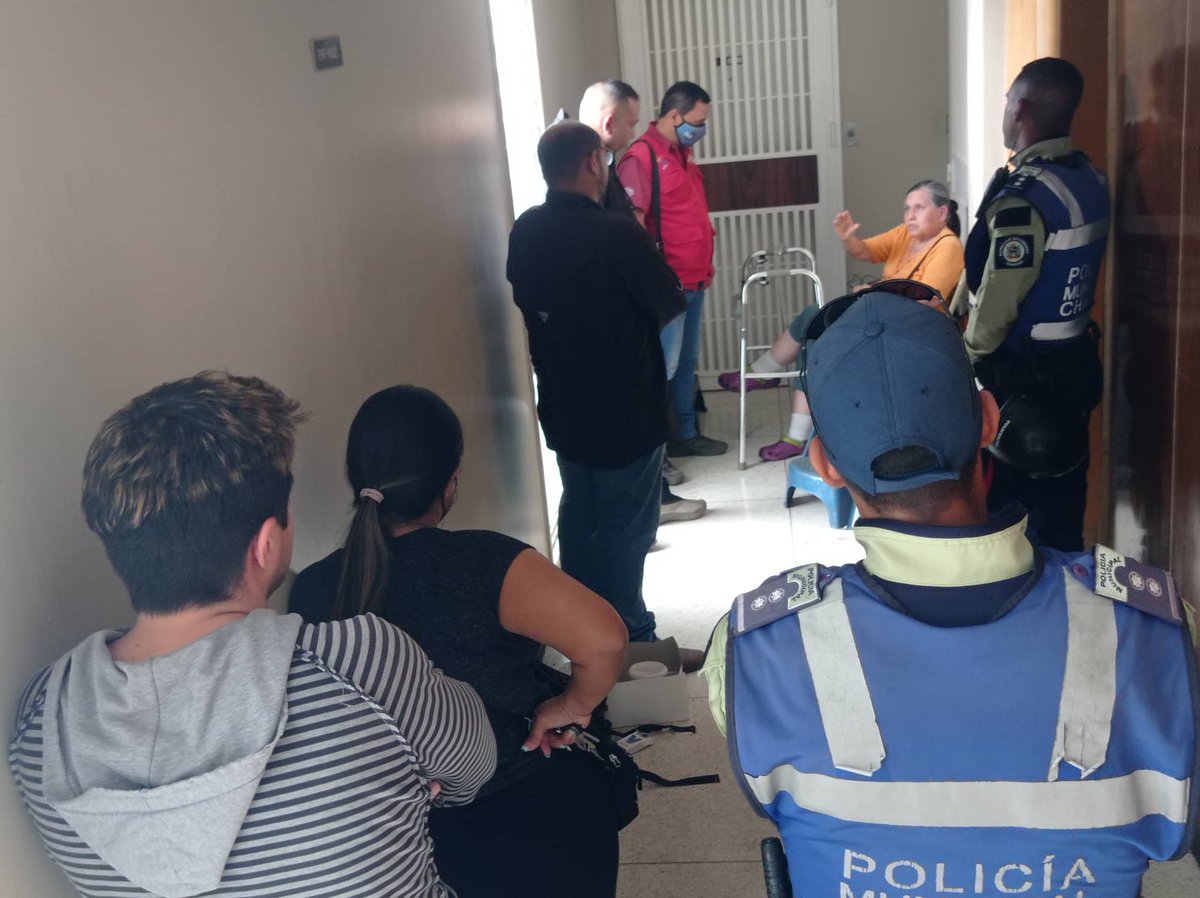 CarlosJRojas13's tweet photo. Luego de horas de protesta @sunavicentral y propietaria @monicamogrovejo llegaron al acuerdo que los“ocupantes”entregarían el apartamento en mínimo 3 meses,triste como la dueña le tocó desalojar su edificación y los invasores entraron campantes¡#Nohayjustica e #invadiresdelito! https://t.co/UrdlhM9RpT