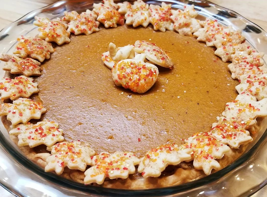 RobinWallonTV's tweet photo. I decided to jazz up my Pumpkin Pie! Happy Thanksgiving! #pumpkinpie #delicious https://t.co/8P7lxnRP6c