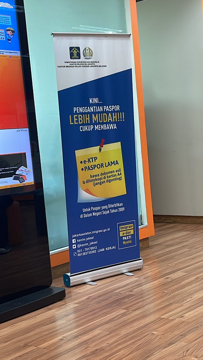 sekadar info: buat yang mau perpanjang paspor, meskipun sudah unggah berkas ketika daftar online, ternyata tetap harus bawa fotokopiannya ketika datang mengurus.