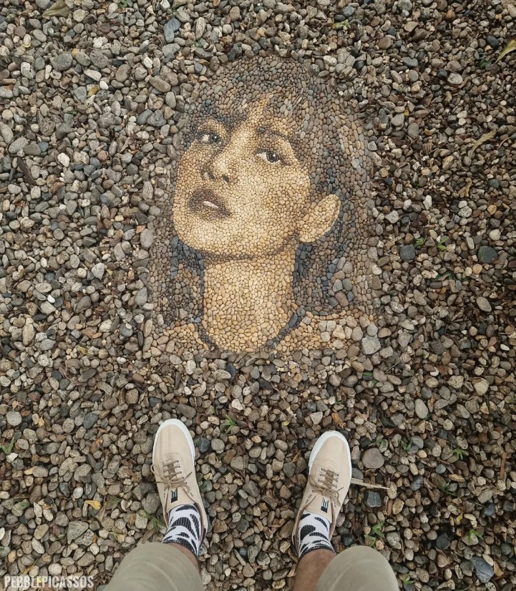 PopCrave's tweet photo. British artist Justin Bateman created a portrait of #BLACKPINK’s #LISA out of pebbles from the Mekong River in Thailand. https://t.co/P4Oye9vXTn