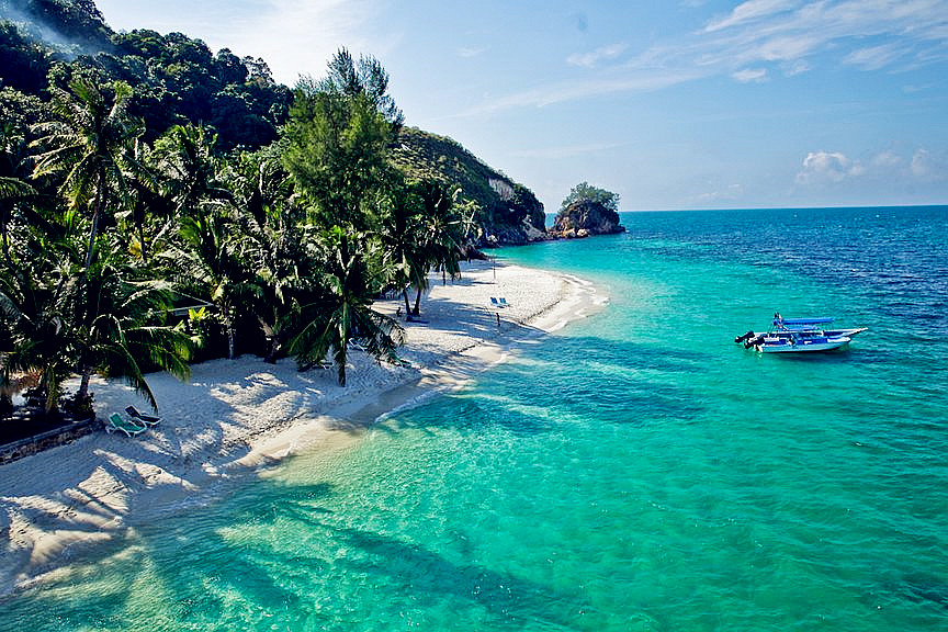 ameraizzati_'s tweet photo. 1. Pulau rawa 
I rasa dah ramai kot tahu tempat ni sebab memang famous. Tengok la view dia. Cantik kannn? Tahu tak pulau ni dipanggil “Malaysia’s Maldives”. Banyak benda boleh buat kat situ tau! Snorkelling, kayak, island hopping and jungle trekking pun boleh! Uish best gila 😍 https://t.co/53TDcF6jE7