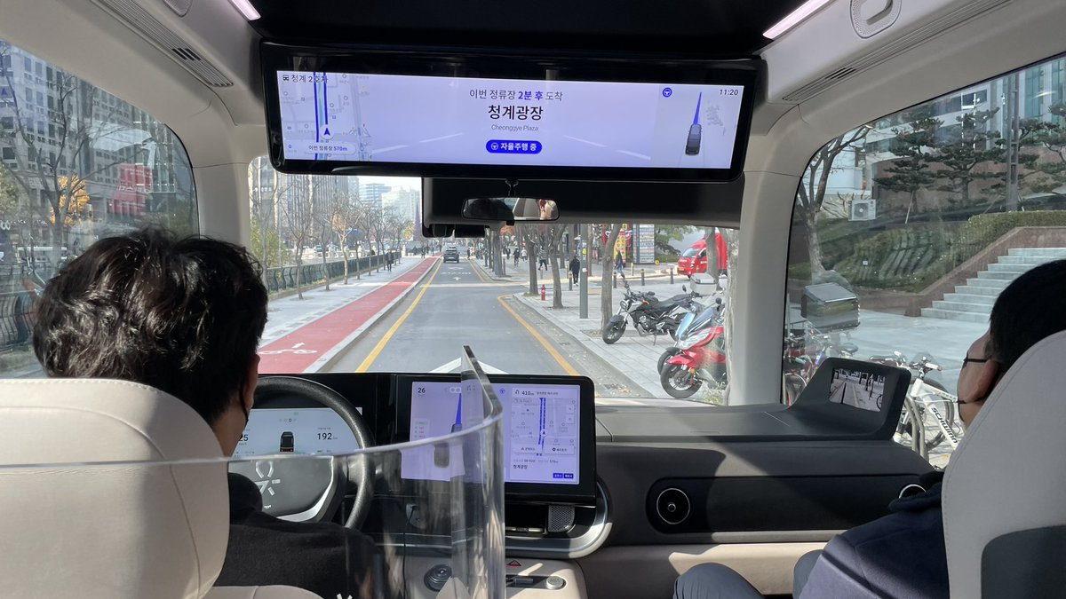 hohocho's tweet photo. This self-driving shuttle has smooth acceleration, but let’s be honest. This is the high-class luxury future shuttle. #42dot #Seoul #포티투닷 https://t.co/yWXNbitjsq