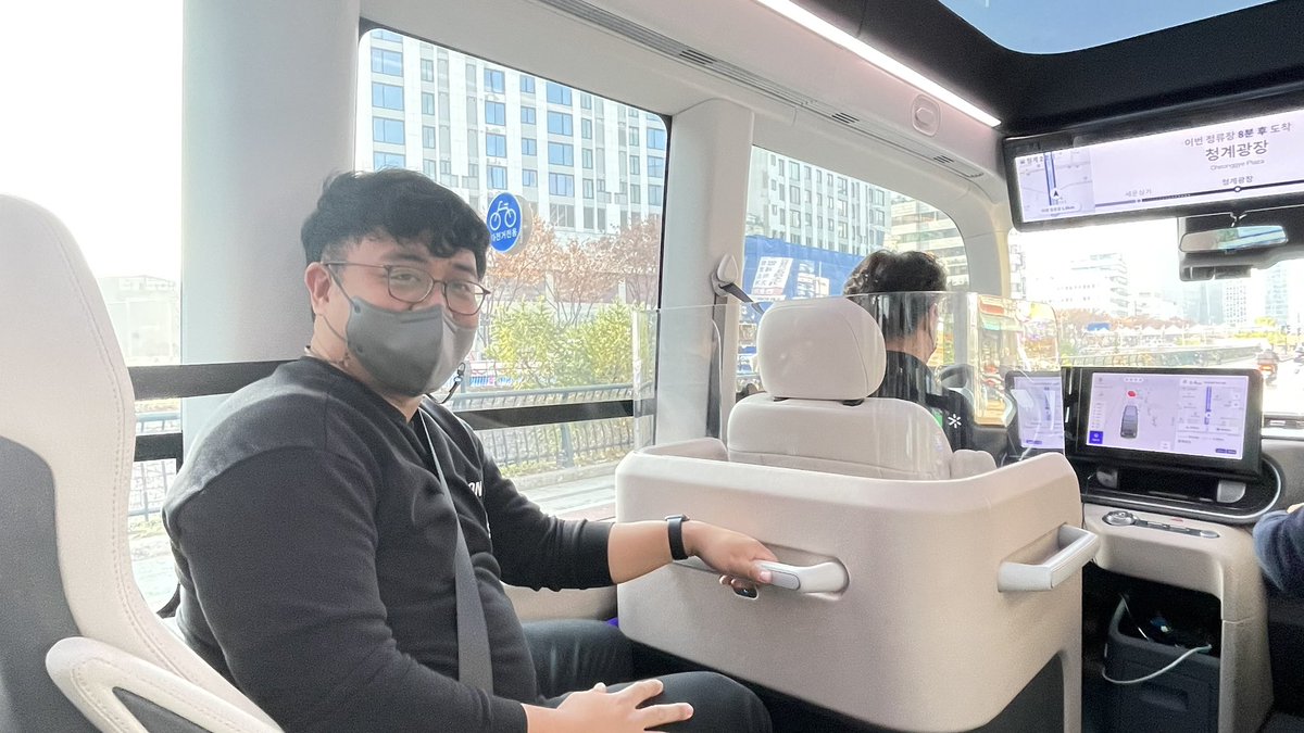 hohocho's tweet photo. This self-driving shuttle has smooth acceleration, but let’s be honest. This is the high-class luxury future shuttle. #42dot #Seoul #포티투닷 https://t.co/yWXNbitjsq