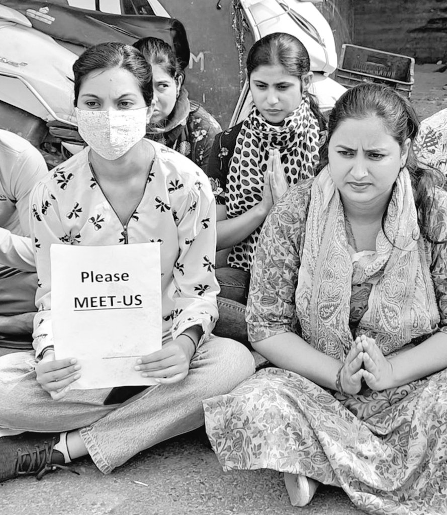 ChowkidarSharm1's tweet photo. #Save_Kashmiri_Hindus_PM_Package_Employee .. 
After #Targeted_Killing of #Hindu_Employee’s in Kashmir it is impossible to perform their duties.
So please @narendramodi @NirmalSinghBJP @manojsinha_ till security threat relocate them to #Safe_Places with salary s
🙏 Thanks 🙏 https://t.co/MjGgCvMio1