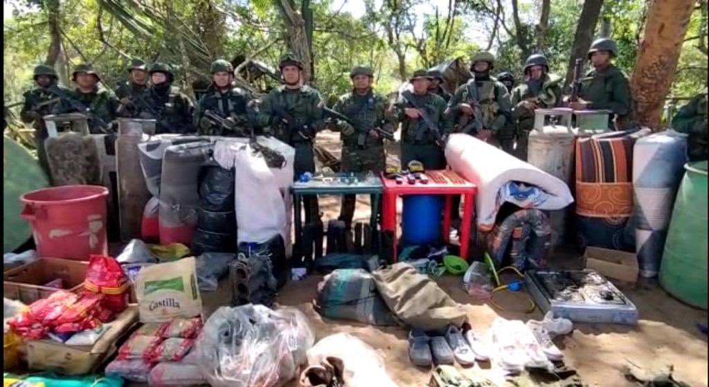 FANB desplegada en la Operación Roraima 2022, desmantela campamento TANCOL ocupando posiciones en territorio venezolano. #FANB ejercerá la defensa militar contra cualquier invasor que se establezca en nuestro territorio, la soberanía se respeta !