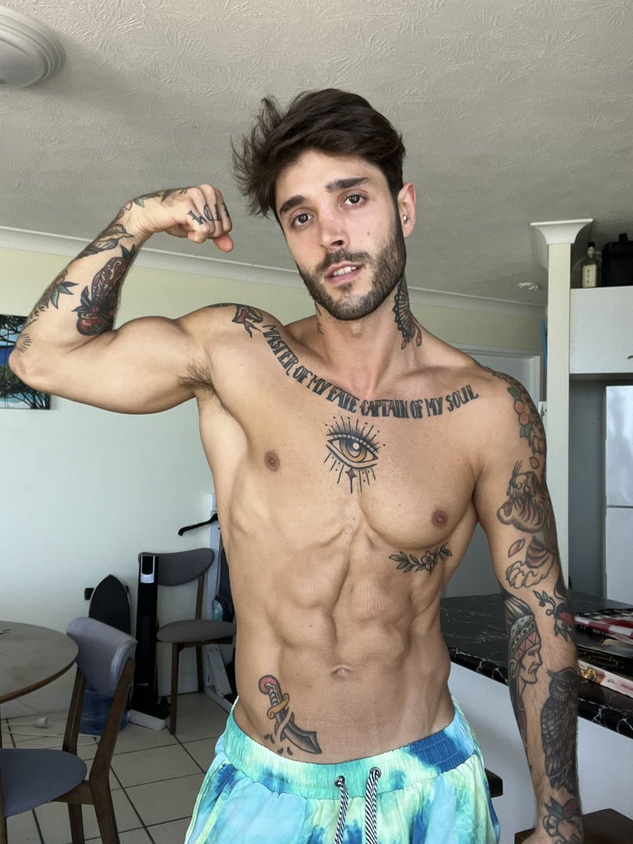 Hot Dudes Good Mood 🇺🇦 on Twitter: "RT @guetorafael: Hey there 🐺"