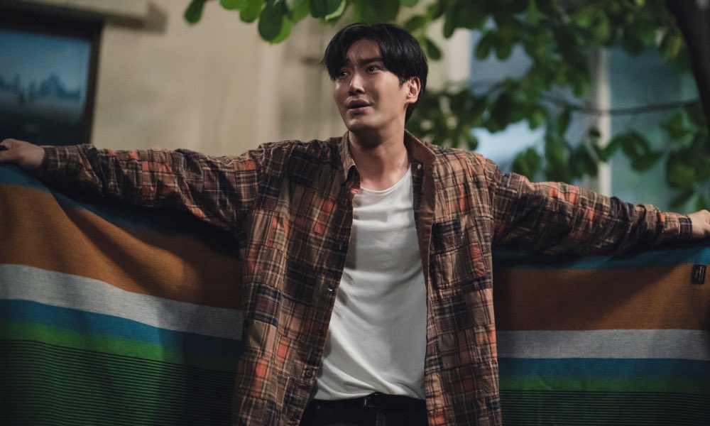 Still photos of CHOI SIWON in TVING Original <Work Later, Drink Now 2> are here! #CHOISIWON is back as a passionate variety show producer ‘강북구’! The show premieres on Dec 9, 2022! [사진 제공: 티빙(TVING)] #최시원 #슈퍼주니어 #SUPERJUNIOR #술꾼도시여자들2 #WorkLaterDrinkNow2