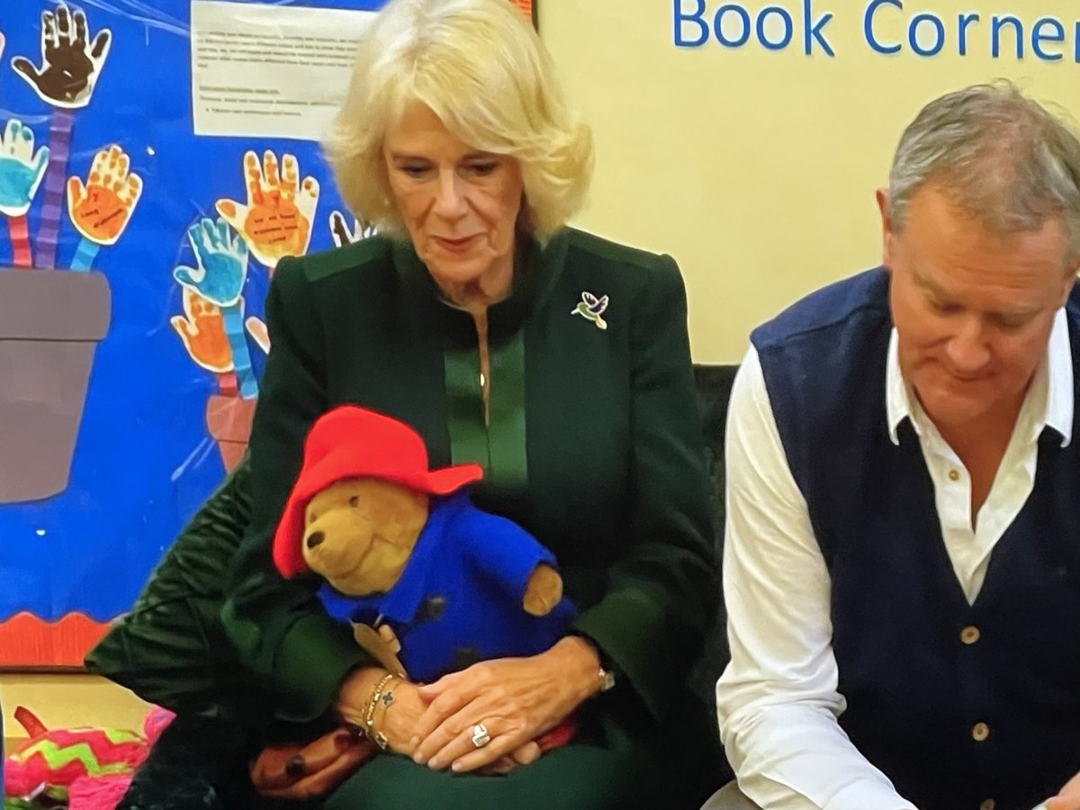 Mofoman360's tweet photo. This has just been on the news that The Queen Consort was giving away Paddington Bears left by well wishers when The Queen passed away #QueenElizabeth #QueenElizabethII #QueenConsort #paddingtonbear #PaddingtonGiveaway https://t.co/foNc4sXZHG