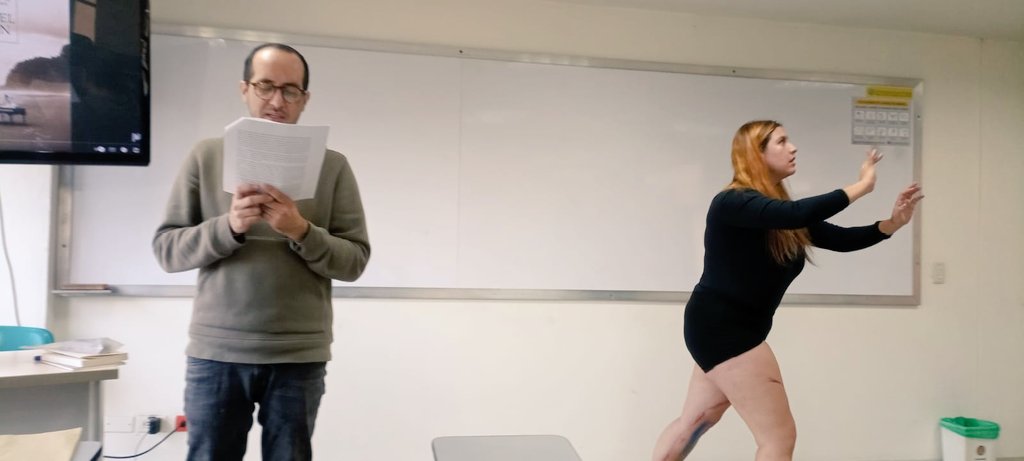 Cecorreaeme's tweet photo. Hoy debía leer un escrito sobre fenomenología y performance, y pues hicimos un performance sobre el silencio, el miedo, al abandono y el maltrato animal (hizo más bien ella y me dejó participar: @orliglogower).
Cada vez que veo a esta mujer nacen vainas increíbles. https://t.co/99QXzMnbz0