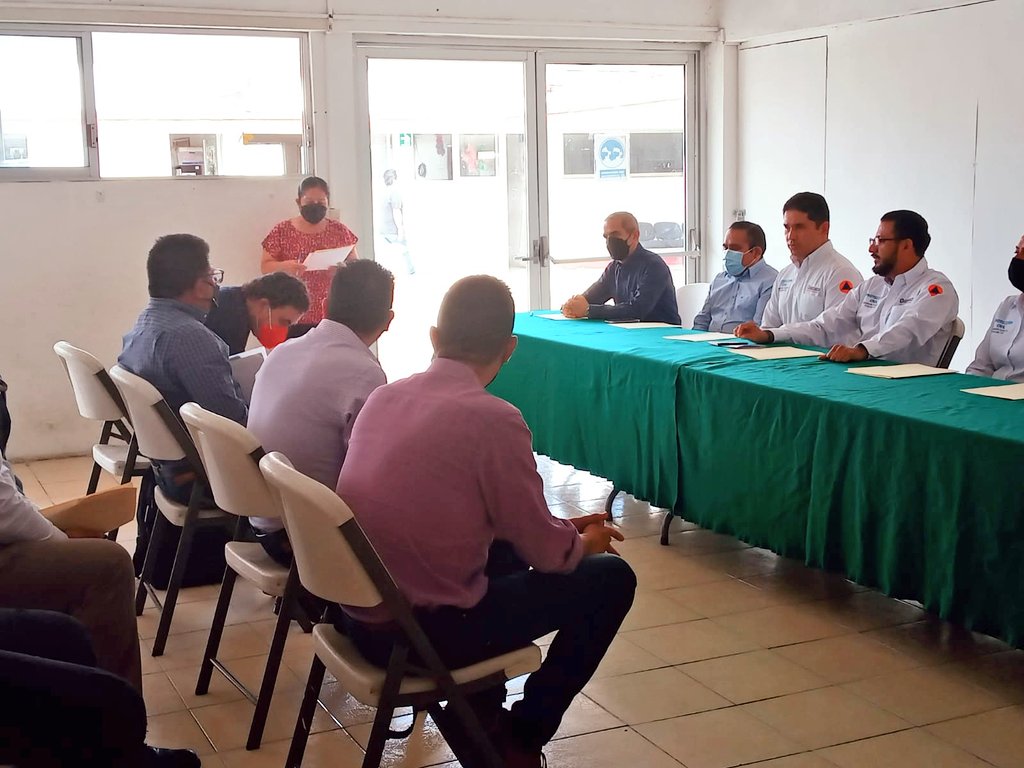 CEPCyGR_GobOax's tweet photo. Como parte de las acciones para el fortalecimiento en materia de #ProtecciónCivil, llevamos a cabo la entrega de Constancias de Revalidación de Registros de Consultores Externos, un trabajo conjunto entre la Dirección de Vinculación Social y la Unidad Jurídica de la #CEPCO. https://t.co/vP26oUz52u