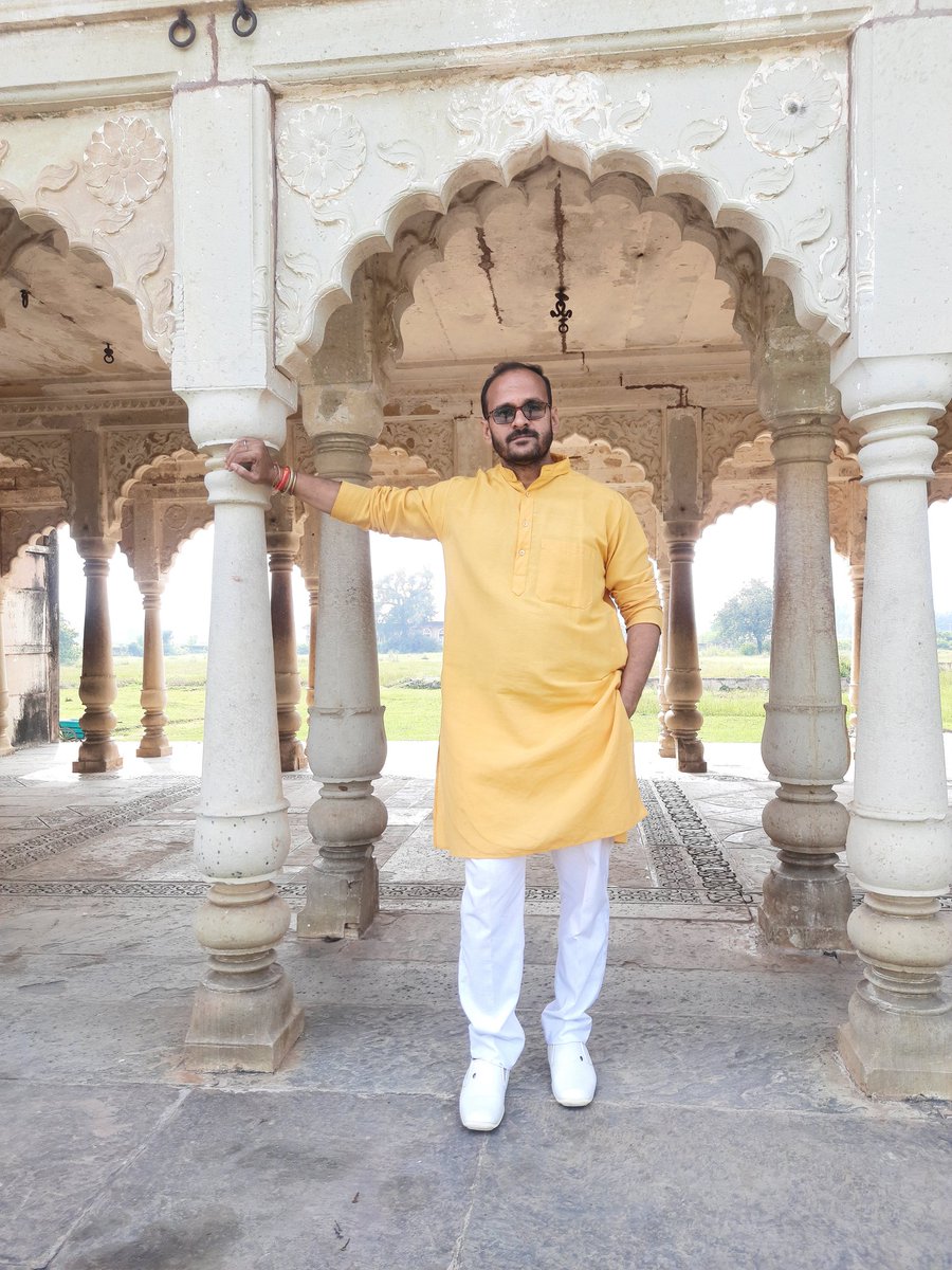 जो प्राणी हरेक प्राणी पर स्वइच्छानुसार करना चाहता नियंत्रण ।
वो अवश्य ही देता बिन बुलाये अनचाहे विवादों को निमंत्रण ।।