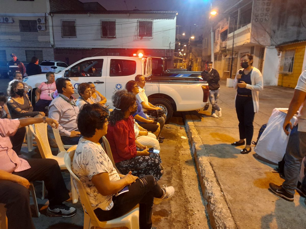 segura_ep's tweet photo. La @cscgye socializa con los moradores de Sauces 6 el ISO de la aplicación móvil #ALERTAPPGYE que servirá para reportar novedades sobre seguridad. https://t.co/HzQNDOsdKT