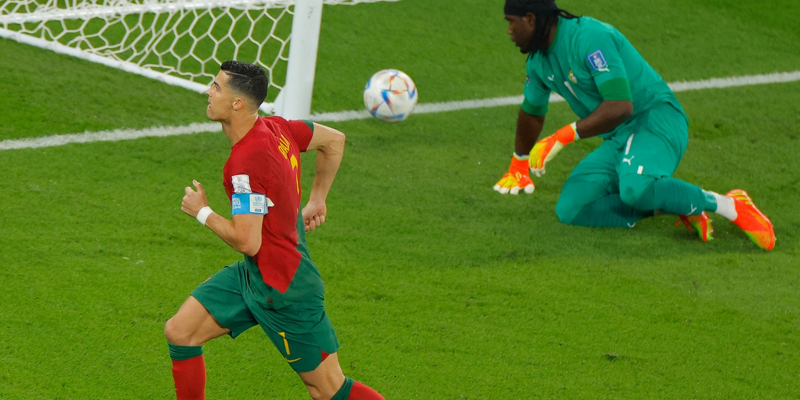 ComunicaneaOk's tweet photo. El delantero de Portugal se convirtió en el único jugador en marcar en 5 competiciones distintas (2006, 2010, 2014, 2018 y 2022) aunque relativizó el hecho porque "lo más importante es haber ayudado al equipo a ganar".

https://t.co/yFwpQrACQc https://t.co/NOhggnoSOA