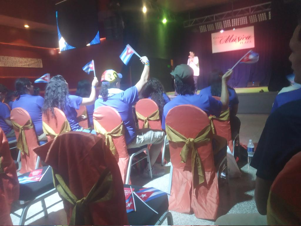 Un intercambio que enriquece, el @JuvenilMartiano recibe a nuestros compañeros norteamericanos en la Casa de la Música de Plaza, estrechando puentes de amor.
#DesdeSuAltura