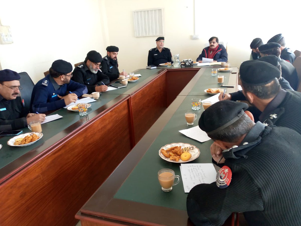 DPPMansehra's tweet photo. Worthy DPP Mansehra Younas sab chaired the meeting in coordination with SHOs and Investigation Officers,where guidelines were issued to strengthen the prosecution case in all aspects.
SP investigation Hafiz Janis also attended the same to monitoring the criminal justice system. https://t.co/QLrbvvOTvV