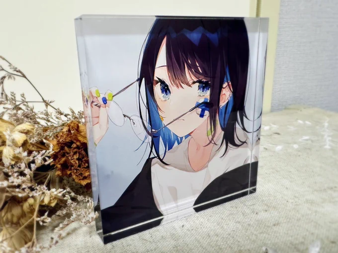 アクリルブロック届きましためちゃくちゃ綺麗!白版の濃度人物のとこと背景とで変えてもらったので透け感あります…!!インテリアとしてお楽しみいただけたら嬉しいです#COMITIA142 