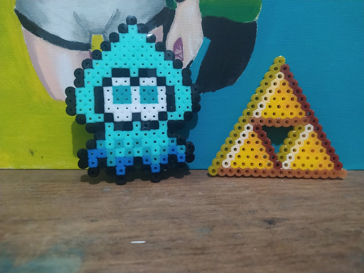 D_Mizuri's tweet photo. Dicho y hecho, apenas hice dos pero Dios que estoy mega feliz y emocionado por esta nueva forma de arte y manualidad. Definitivamente iré a mucho más y necesitaré muchos pero muchos suministros de perlas xd #art #pixelart #hamabead #splatoon3 #zelda https://t.co/Q0WXjgAZjk