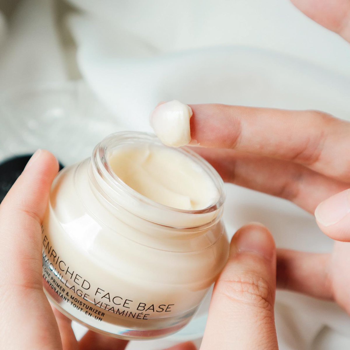 Grabmeaway's tweet image. พร้อมส่ง ฉลากไทย กระปุกใหญ่ ใช้นานมาก🔥 Bobbi Brown vitamin enriched face base 50 ml

เบสเมคอัพบำรุงผิว ช่วยเตรียมผิวก่อนแต่งหน้า ให้ความชุ่มชื้น เกลี่ยง่าย ไม่เยิ้มเหนอะหนะ ช่วยให้ผิวสวย แต่งหน้าติดทน✨
ผลิต07/65
🖤💛ราคา : 1,720.- 
📮30.- 
#bobbibrown #vitaminenriched #facebase