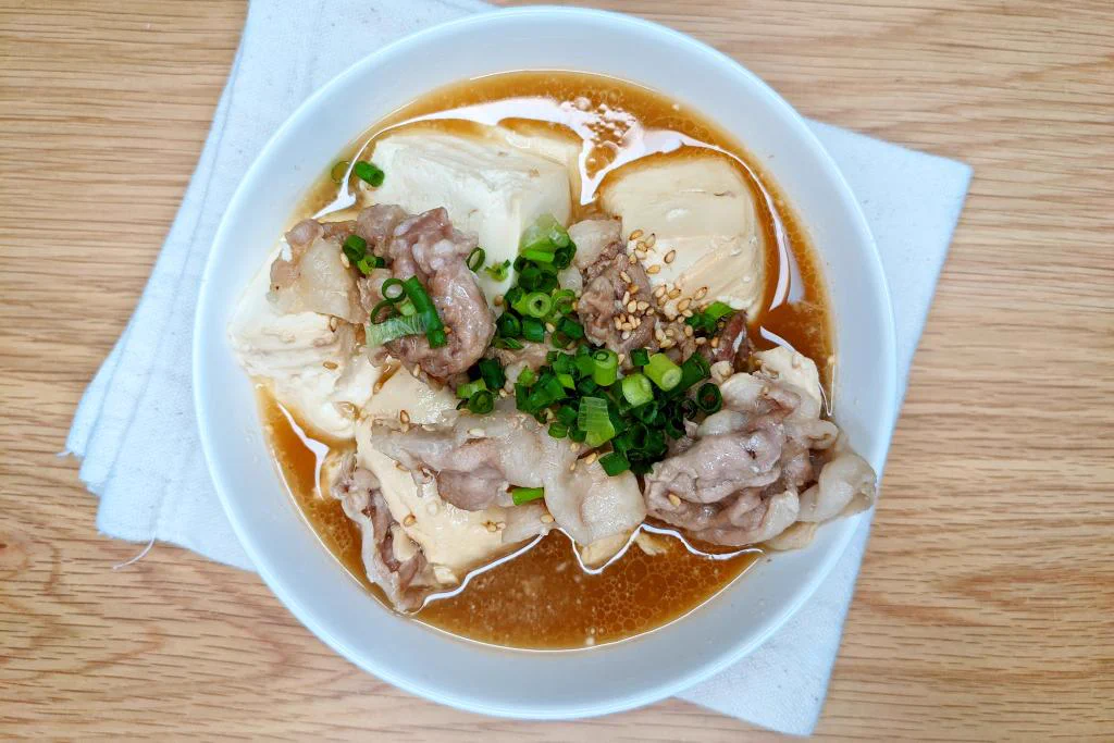身体がほかほか温まる！冬にぴったり「ぶた肉の旨辛豆腐」。
