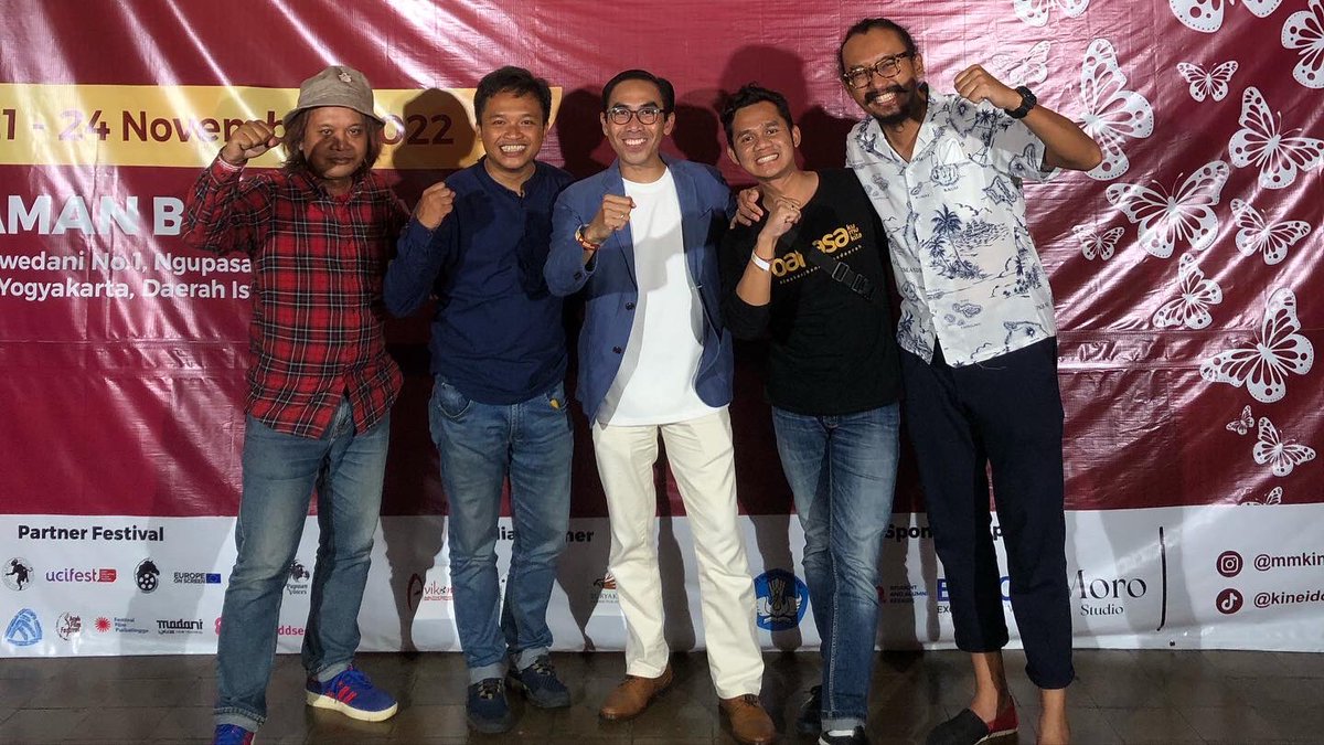 fajarjun's tweet photo. Tadi malam di TBY bersama @MMKine mas @farisalfadhat @eruanozoa @BudiTobon @MMKine @UMYogya dkk https://t.co/Y6rHo5Y030