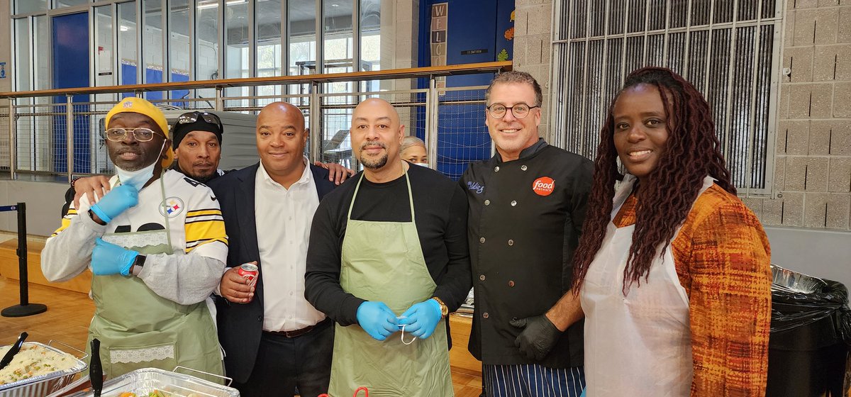 EddieGChef's tweet photo. Harlem, NYC 
Lexington &amp; 115th St Soup 
Happy Thanksgiving 
Give Thanks &amp; Give Back 
@FoodNetwork  @chefuniforms @discovery @PrimeVideo
#restaurantconsulting #chefuniform #NFL #soupkitchen 
https://t.co/0l5mf17JM9 https://t.co/Fxh9c6jYFS