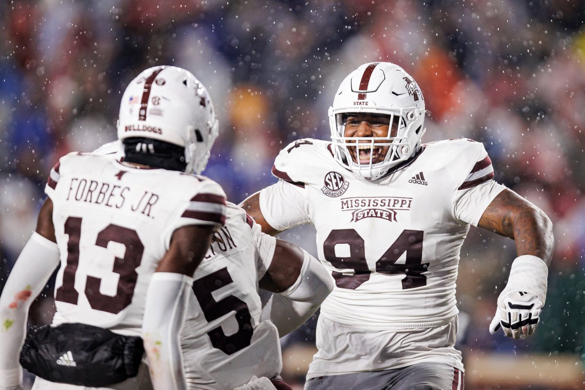 HailStateFB's tweet photo. OUR BALL 😆 https://t.co/gDEL5QKasF