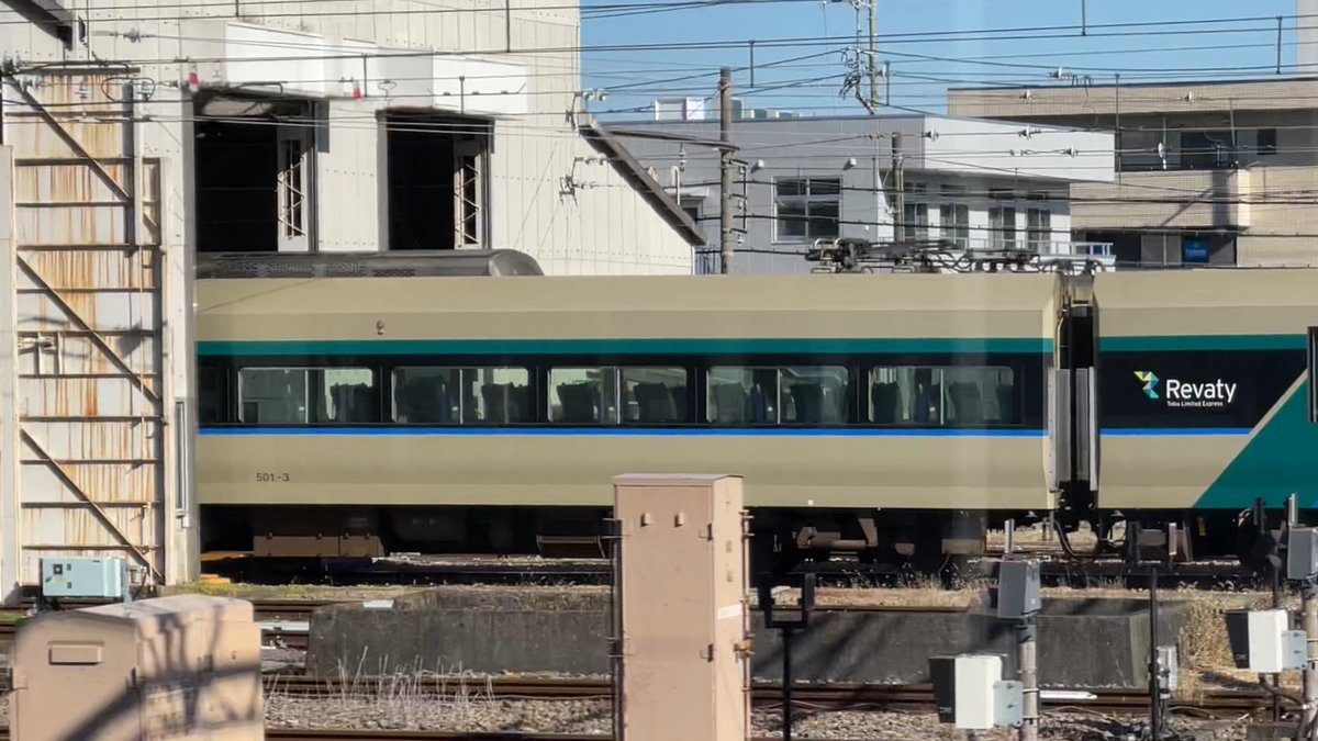 Rail_Channel's tweet photo. 昨日の踏切事故当該 #501F
#春日部支所 検修庫に頭だけ入ってる状態。損傷具合のチェック中だと思いますが、これで車両のやり繰りが更に厳しくなってるような？

#500系 #リバティ https://t.co/vbHXkDs8xU