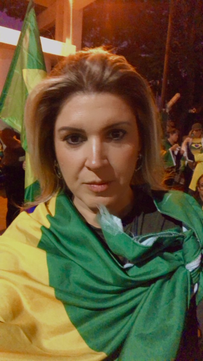 marlipereira22's tweet photo. Meu vizinho “Bolsonarista” todos os dias quando se depara comigo voltando dos protestos me pergunta: Você não desistiu disso ainda? Acredite em mim isso não vai dar em nada… 
Sigo firme, não me permito sequer trabalhar com a possibilidade de desistir. #EuAutilizoPresidente https://t.co/7eS2wPLf2g
