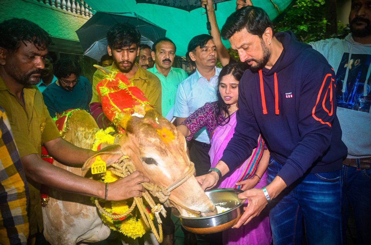KicchaSudeep's tweet photo. ಪುಣ್ಯಕೋಟಿ ರಾಯಭಾರಿಯಾಗಲು ಹೆಮ್ಮೆಪಡುತ್ತೇನೆ. ಜಿಲ್ಲೆಗೊಂದು ಗೋವಿನಂತೆ 31 ಗೋವುಗಳನ್ನು ದತ್ತು ಪಡೆಯುತ್ತಿದ್ದೇನೆ. ಈ ಗೌರವ ಮತ್ತು ಅವಕಾಶ ನೀಡಿದ ಕರ್ನಾಟಕ ಸರ್ಕಾರಕ್ಕೆ ಮತ್ತು ಸಚಿವರಾದ ಪ್ರಭು ಚೌವ್ಹಾಣ್ ಅವರಿಗೆ ಹೃದಯಪೂರ್ವಕ ಧನ್ಯವಾದಗಳು.🙏🏼 https://t.co/fBK3mj9euM