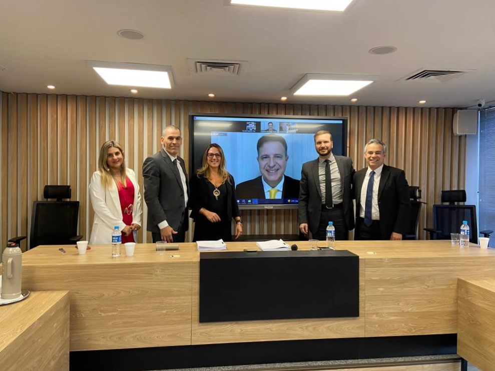 PedraAdriano's tweet photo. Parabéns a @nery_cristiane pela conquista do título de Mestre em Direito na @FMP_RS!

Também felicito o orientador, @Handel_Dias, a quem agradeço o convite para coorientar o trabalho e participar da banca ao lado dos professores @RSparemberger, @edersongporto e Gustavo Masina. https://t.co/fauejYJ7ow