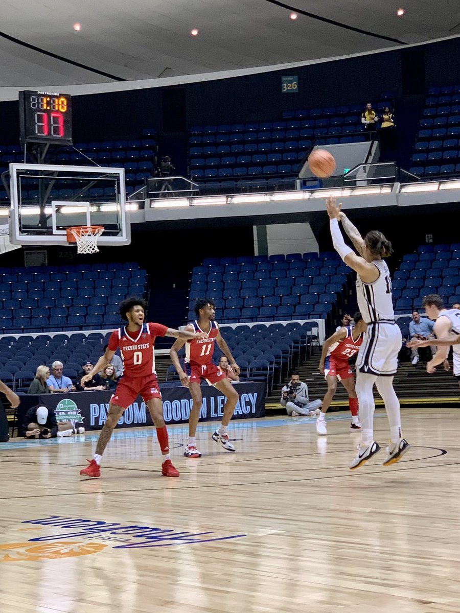 BACK AND FORTH! Half time <a href="/VandyMBB/">Vanderbilt Men's Basketball</a> leads 4
Stay tuned for the 2nd half☄️

#CBB #CollegeBasketball #Basketball #PaycomWoodenLegacy #WoodenLegacy #FeastWeek #ESPNEvents #paycom