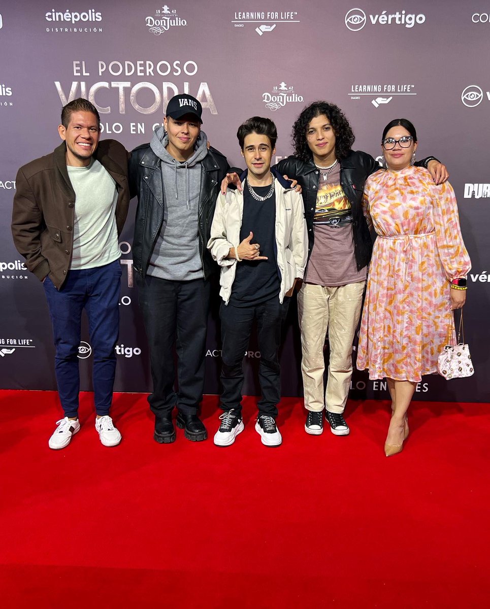 ViriEStre's tweet photo. 👏🏼¡¡Felicidades!! Raul Ramon por este filme, dando paso con el pie derecho en esta ópera prima. 🎞️ 👏🏼👏🏼👏🏼✨✨✨ #ElPoderosoVictoria gracias por la invitación en compañía de mis queridos @millenoficial https://t.co/hONKi67za4