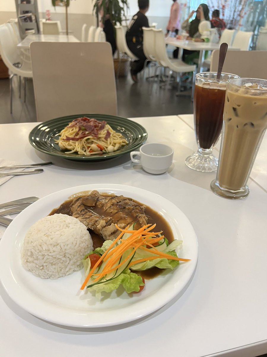 Tunggu suami abis meeting mknn smpai dah😅😅😅<a href="/amirulnaim914/">orked</a>