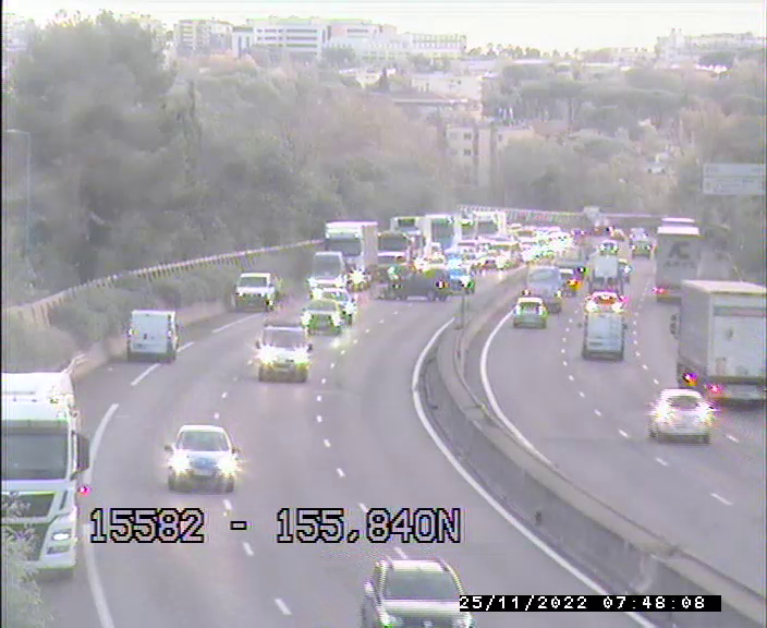A8Trafic's tweet photo. 07h48 : sur #A8 en direction d’Aix après l'entrée n° 40 Mandelieu, temps de parcours allongé d'environ 15min. Nos équipes interviennent sur un #Accident. Les véhicules circulent sur une seule voie. Écoutez #Radio1077 #InfoTrafic https://t.co/h2PzDcYps7