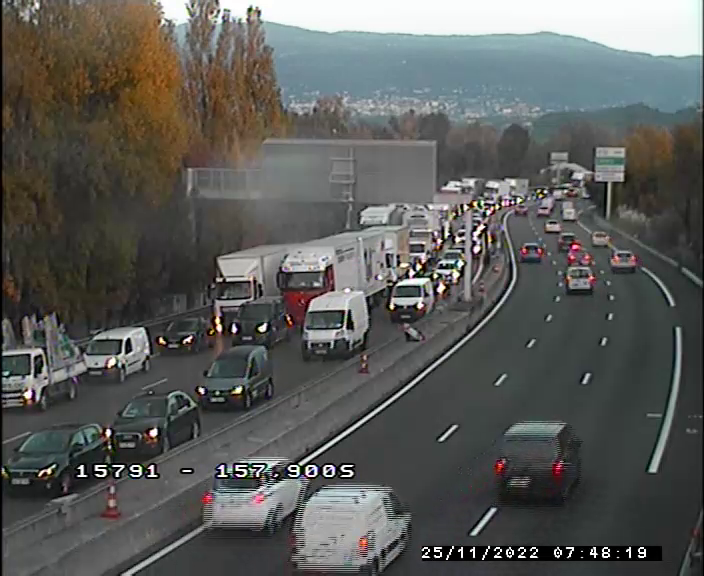 A8Trafic's tweet photo. 07h48 : sur #A8 en direction d’Aix après l'entrée n° 40 Mandelieu, temps de parcours allongé d'environ 15min. Nos équipes interviennent sur un #Accident. Les véhicules circulent sur une seule voie. Écoutez #Radio1077 #InfoTrafic https://t.co/h2PzDcYps7