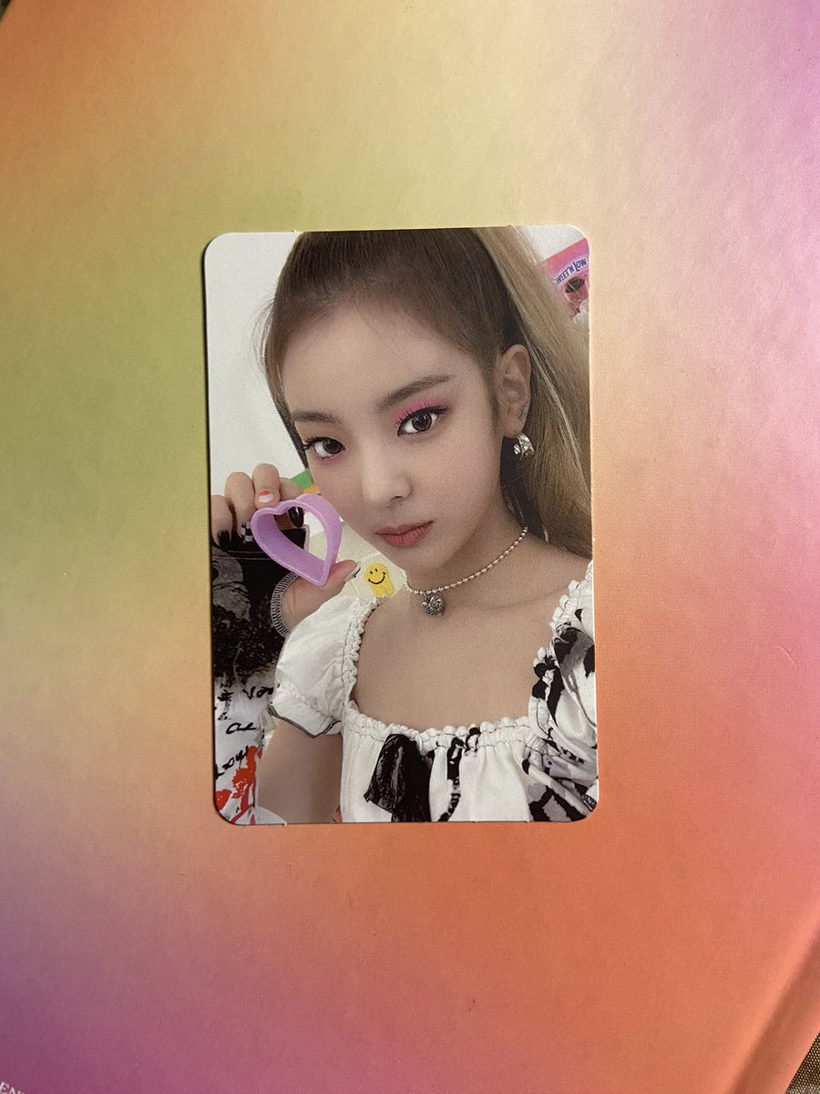 xiuchiii's tweet image. wts lfb lf itzy ph 

- assorted crazy in love photo cards 
- all clean 
- ₱100 each 

help rt 

tags yuna lia chaeryeong lollipop cookie cutter selca selfie pc cil ryujin yeji album jyp