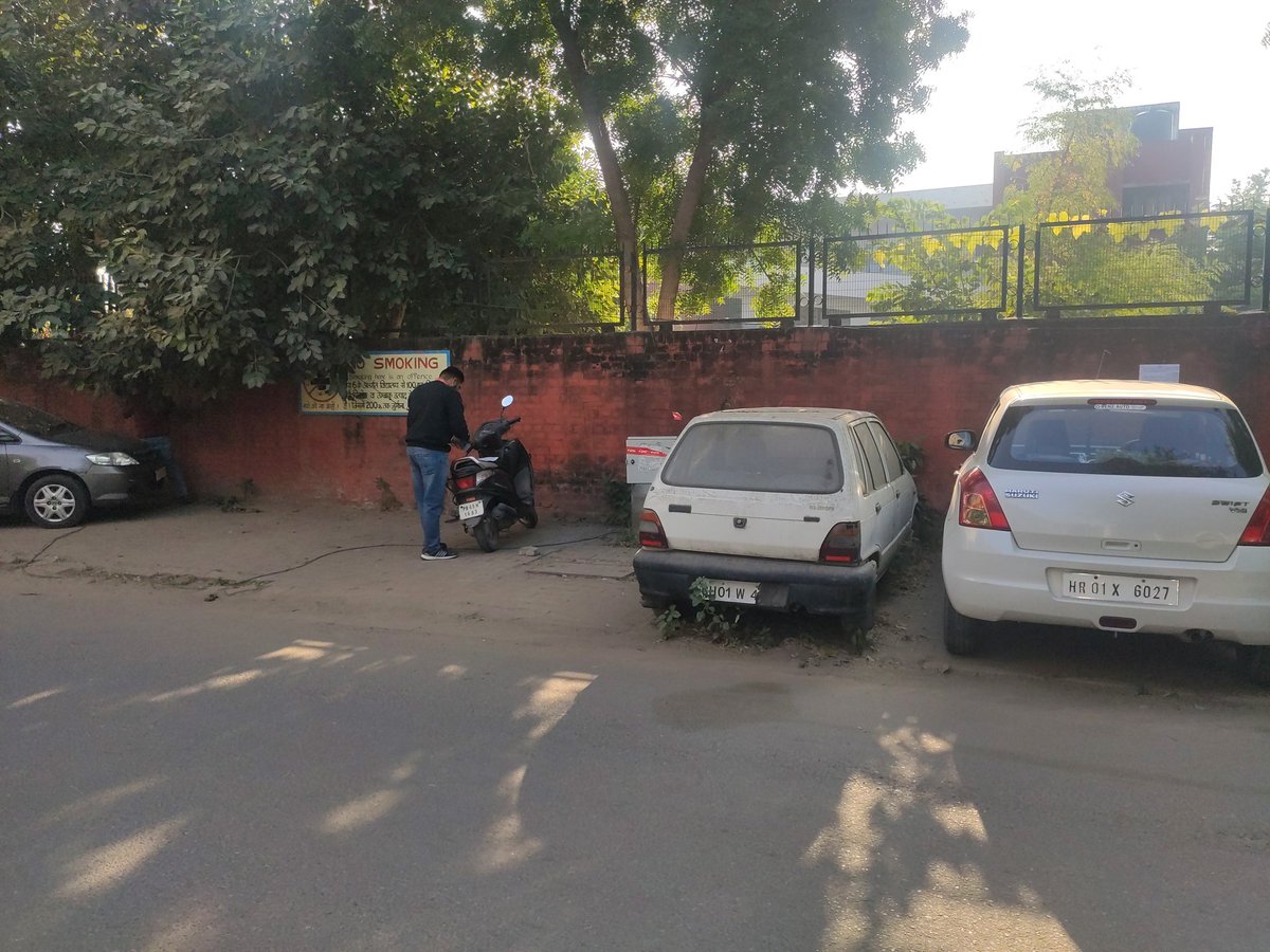 gmhs37c's tweet photo. @trafficchd @DgpChdPolice @sstchandigarh @ChdGovtSchools @rishuraj_chd @Nainamishr94 @MCChandigarh all are requested to look into the issue as trees are tilted but horticulture Dept people not able to do anything as irregular parking near the boundary wall of GMHS 37C. https://t.co/rJs6mrT1we