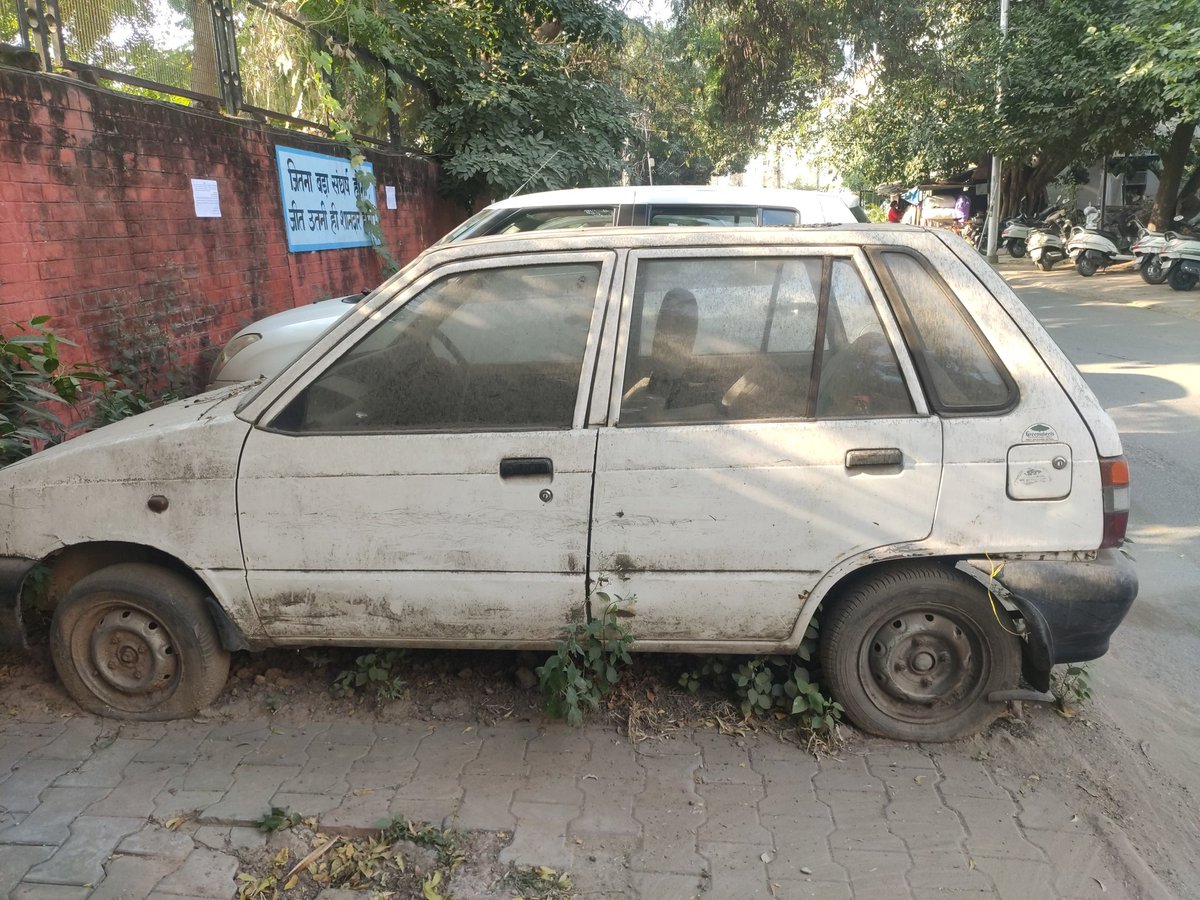 gmhs37c's tweet photo. @trafficchd @DgpChdPolice @sstchandigarh @ChdGovtSchools @rishuraj_chd @Nainamishr94 @MCChandigarh all are requested to look into the issue as trees are tilted but horticulture Dept people not able to do anything as irregular parking near the boundary wall of GMHS 37C. https://t.co/rJs6mrT1we